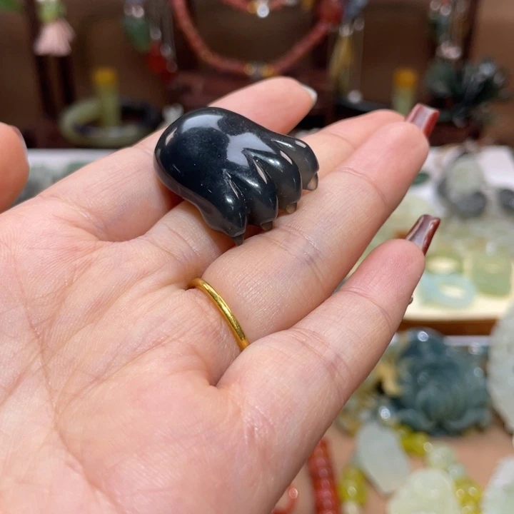 蛇纹石玉颈饰未镶嵌