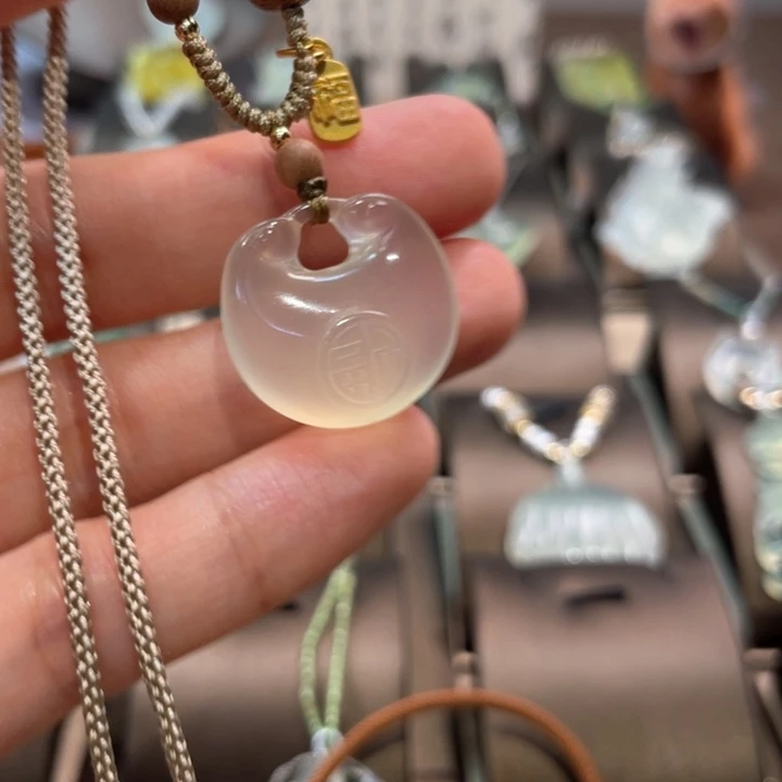 蛇纹石玉未镶嵌颈饰