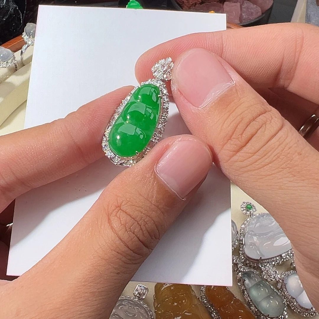 惠***y翡翠18K金镶嵌颈饰满色阳辣绿翡翠福豆