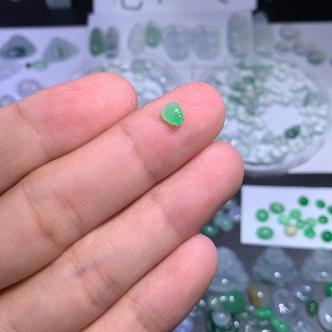 翡翠未镶嵌颈饰金蟾