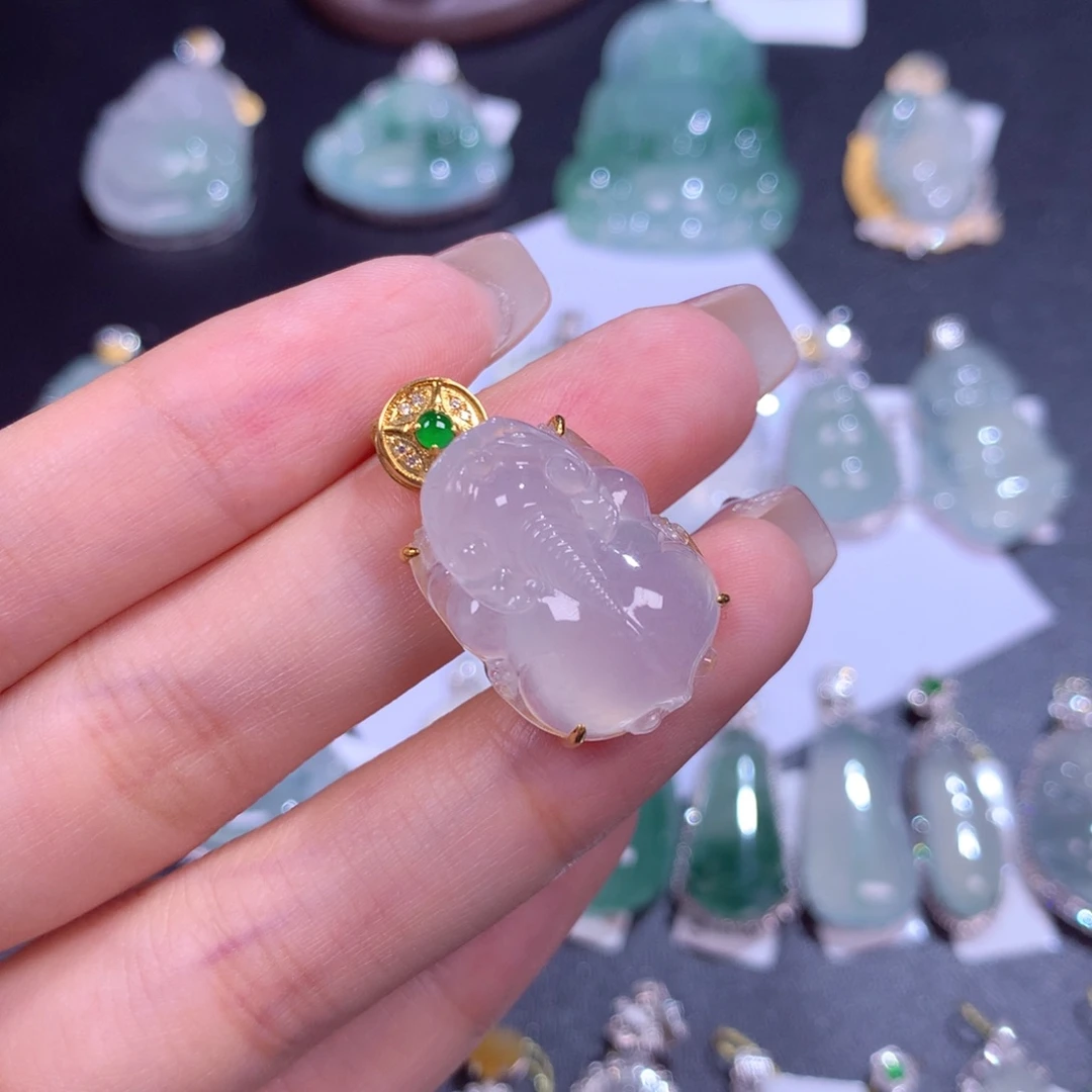 翡翠18K金镶嵌颈饰半***?貔貅