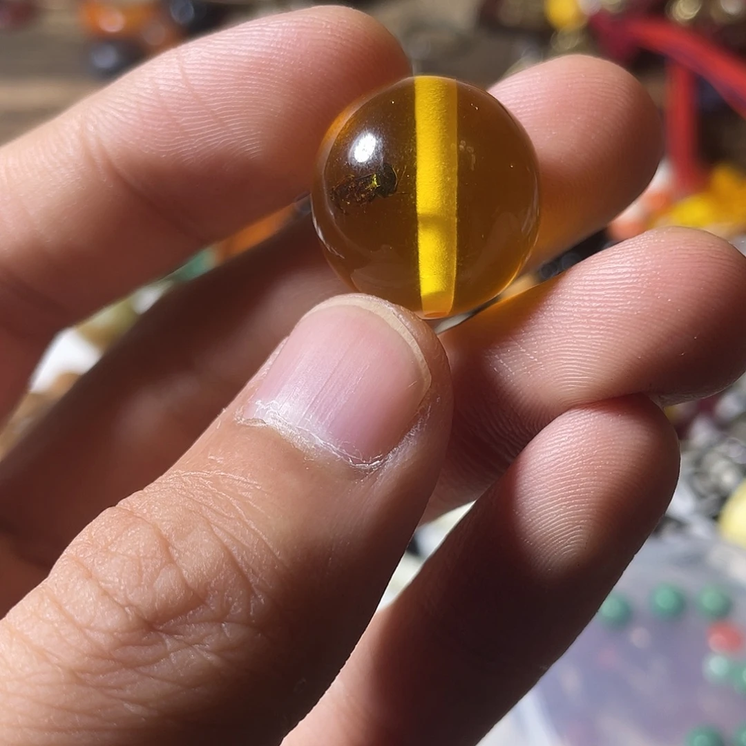 子***尘桃核吊坠珠子的颜色是