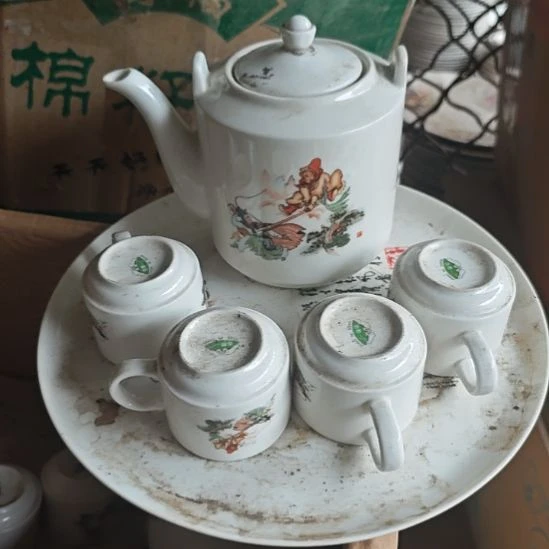 库存微瑕三打白骨精提梁壶一套
