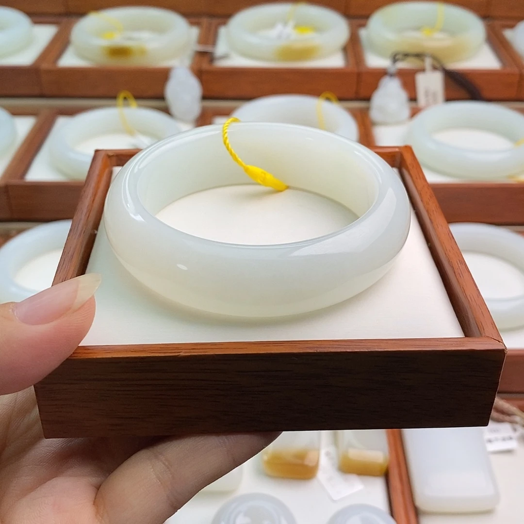 苹***妹和田玉（白玉）未镶嵌手镯