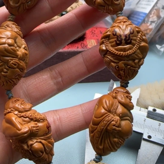 橄榄核手串鱼**海雕刻工艺