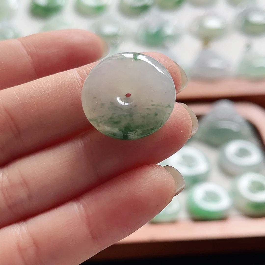 翡翠未镶嵌颈饰平安扣