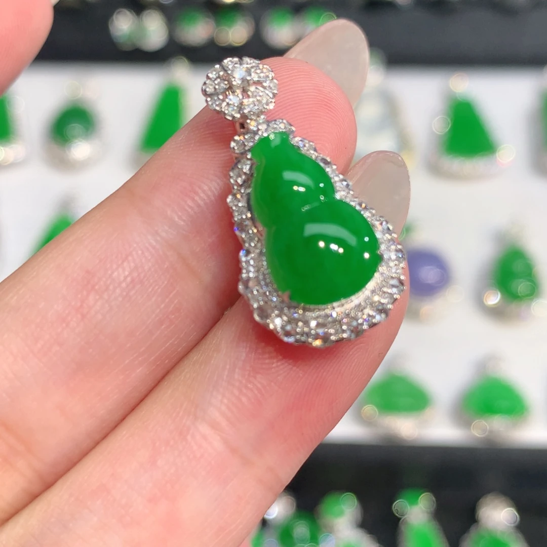 翡翠18K金镶嵌颈饰吊坠