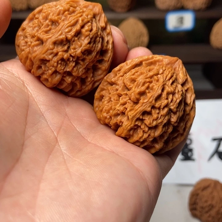 S***龙文玩核桃吊坠南疆石小桃心