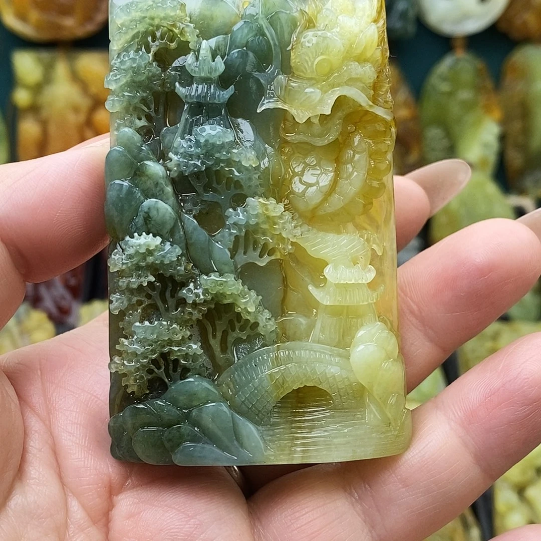 蛇纹石玉未镶嵌颈饰山水