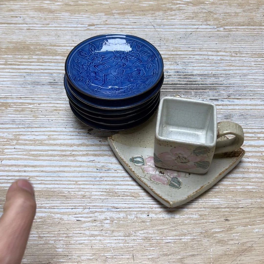 瓷片夏*密密麻麻地排列着一个