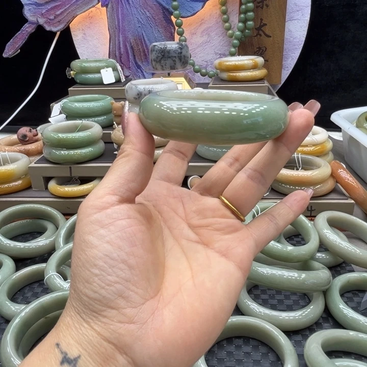 ****海未镶嵌手镯石英质玉