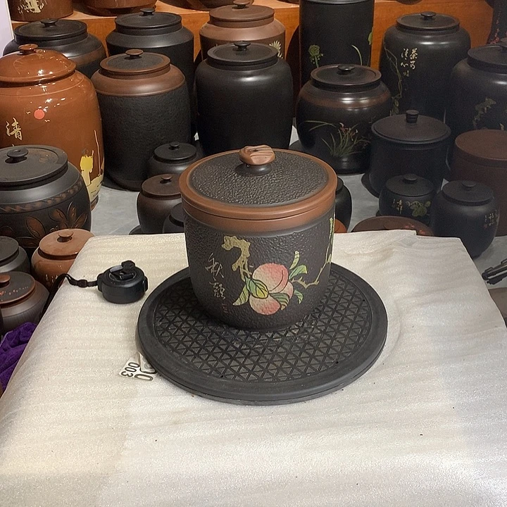 锤纹彩填罐。