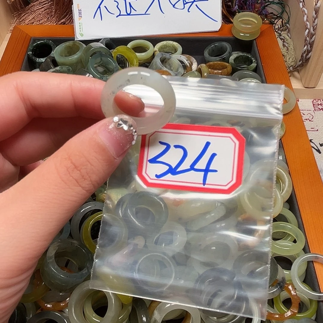 陈****未镶嵌蛇纹石玉珠宝奇石