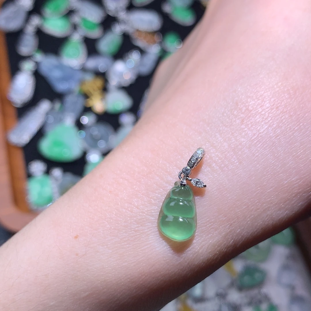 翡翠18K金镶嵌颈饰冰绿福豆滴流