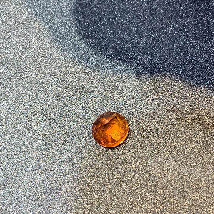 未镶嵌裸石石榴石（芬达石）m****e1.3克拉