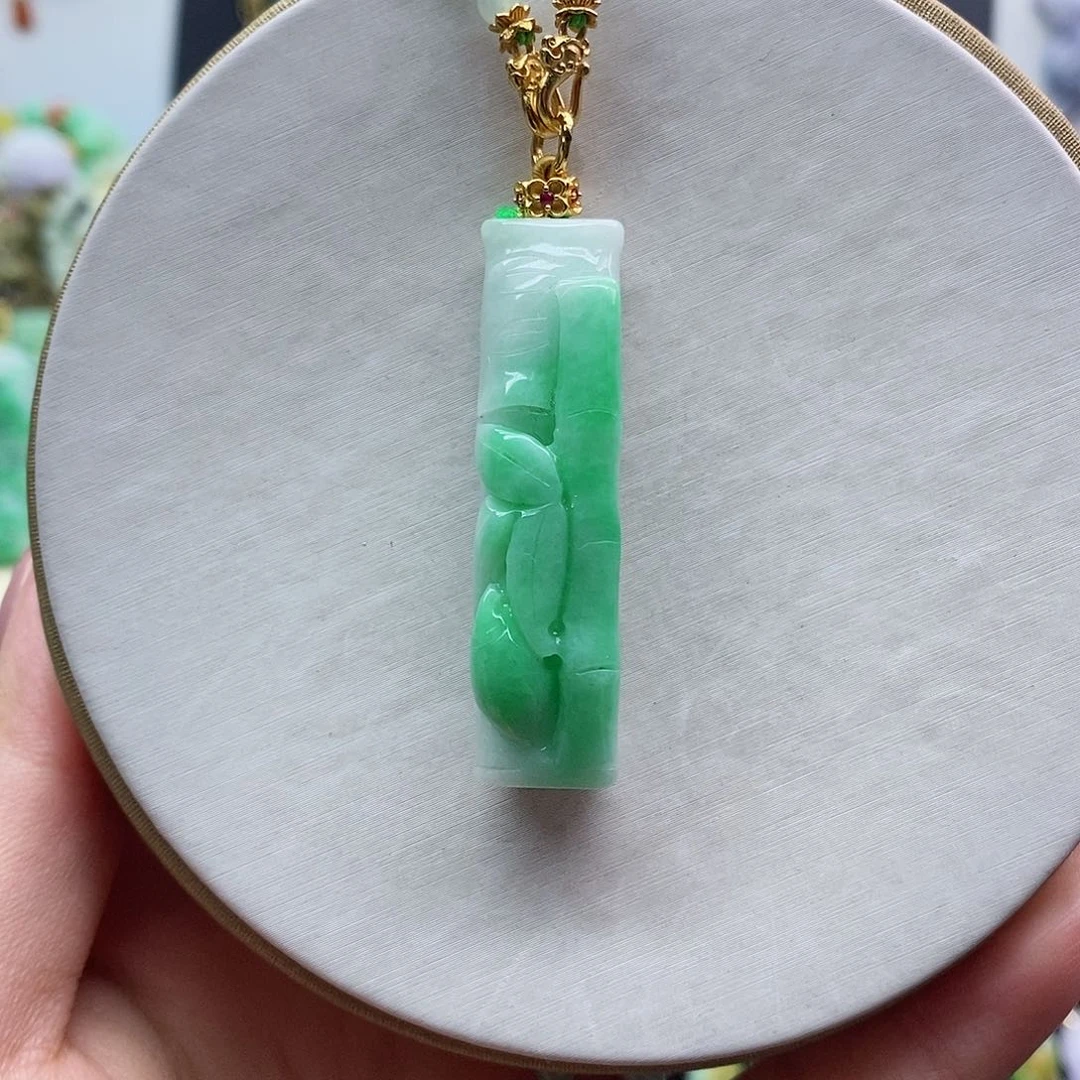 翡翠未镶嵌吊坠(赠链)