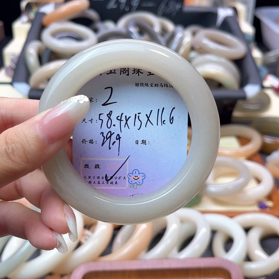 亲***石英质玉手镯未镶嵌