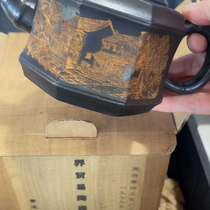 茶壶紫泥原矿泥料手工制作的一把紫砂壶。
