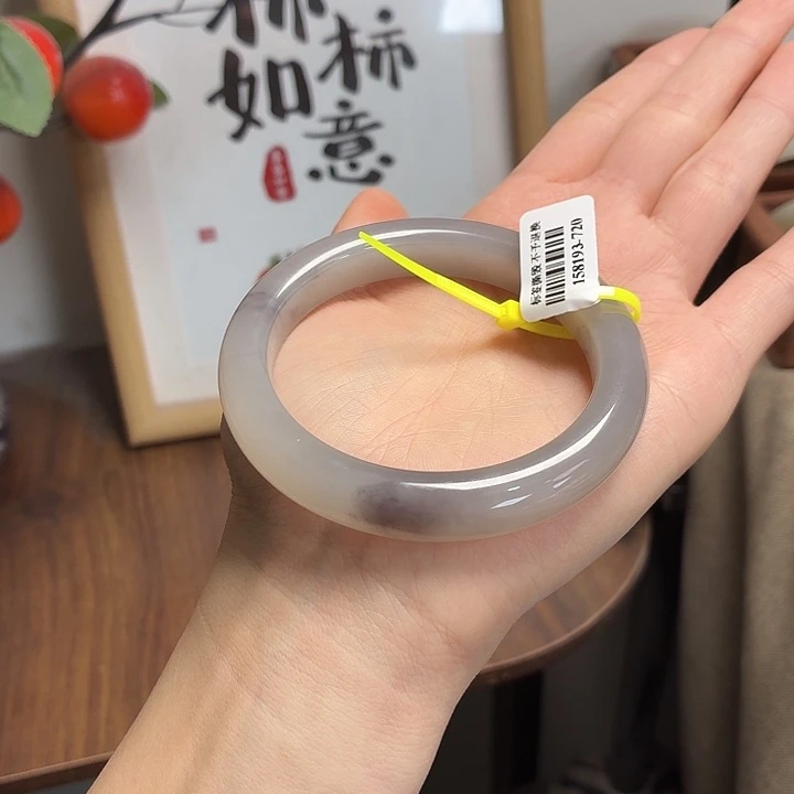 晓***鱼和田玉未镶嵌手镯58