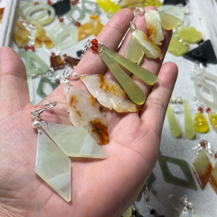 蛇纹石玉合金耳饰