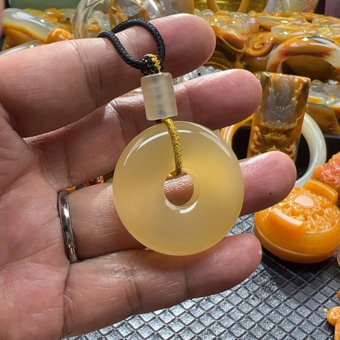 颈饰未镶嵌石英质玉