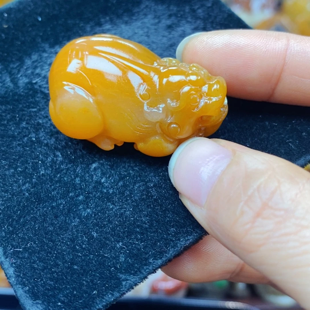 未镶嵌石英质玉（黄龙玉）颈饰