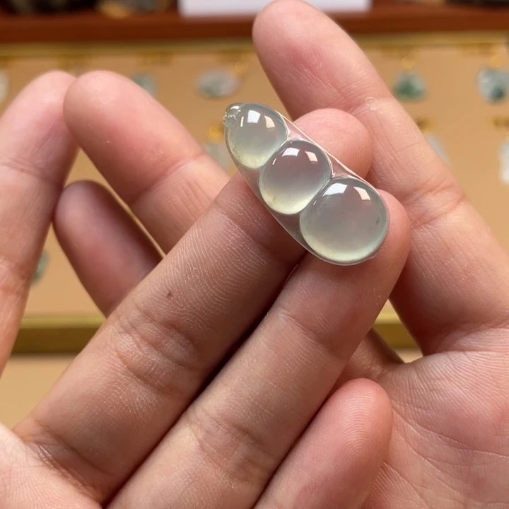 翡翠未镶嵌颈饰豆子