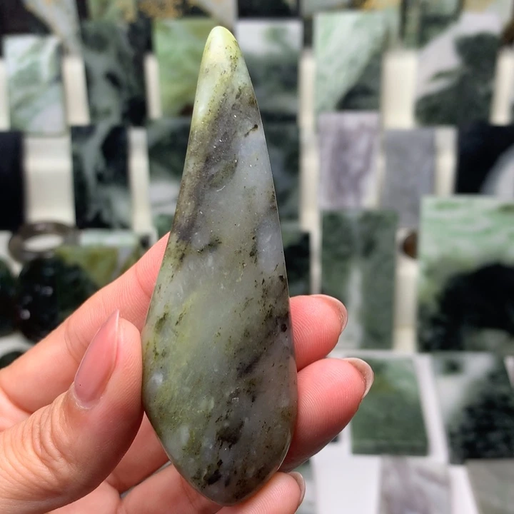 独山玉颈饰未镶嵌