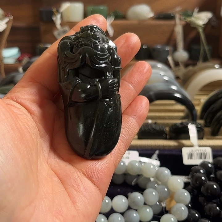 和田玉未镶嵌颈饰新疆和田玉黑青籽钟馗手把件