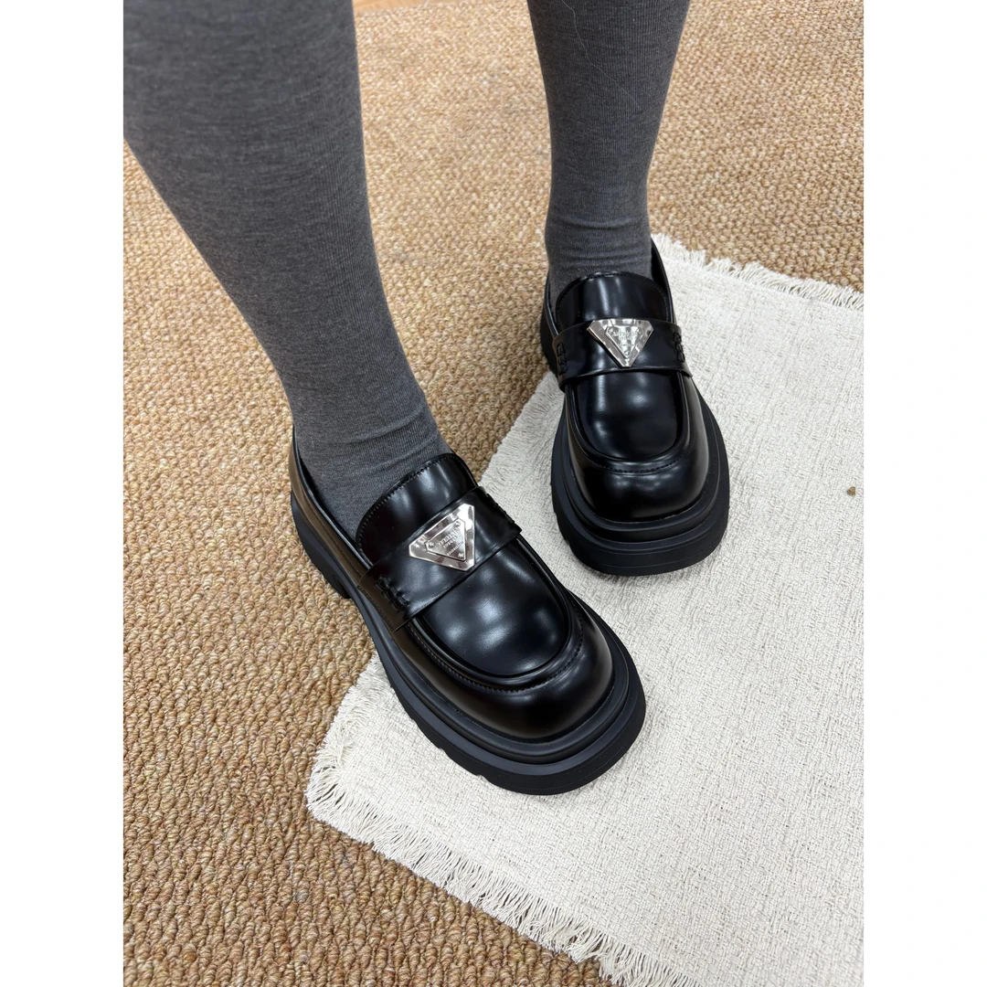 25年秋冬新款真皮单鞋皮面厚底百搭时尚软底黑色乐福鞋J905-15