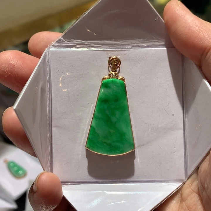 翡翠颈饰18K金镶嵌翡翠吊坠