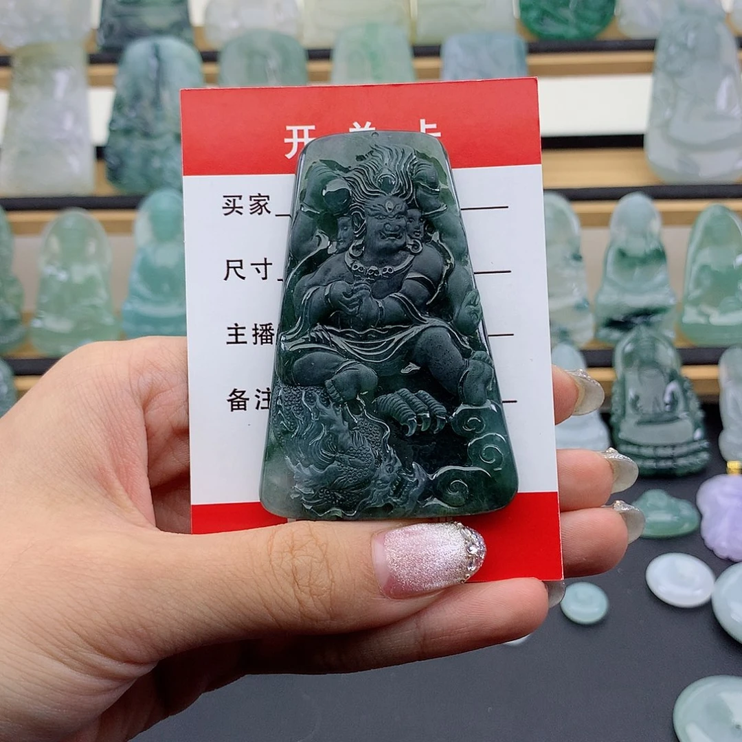 翡翠未镶嵌颈饰不动明王