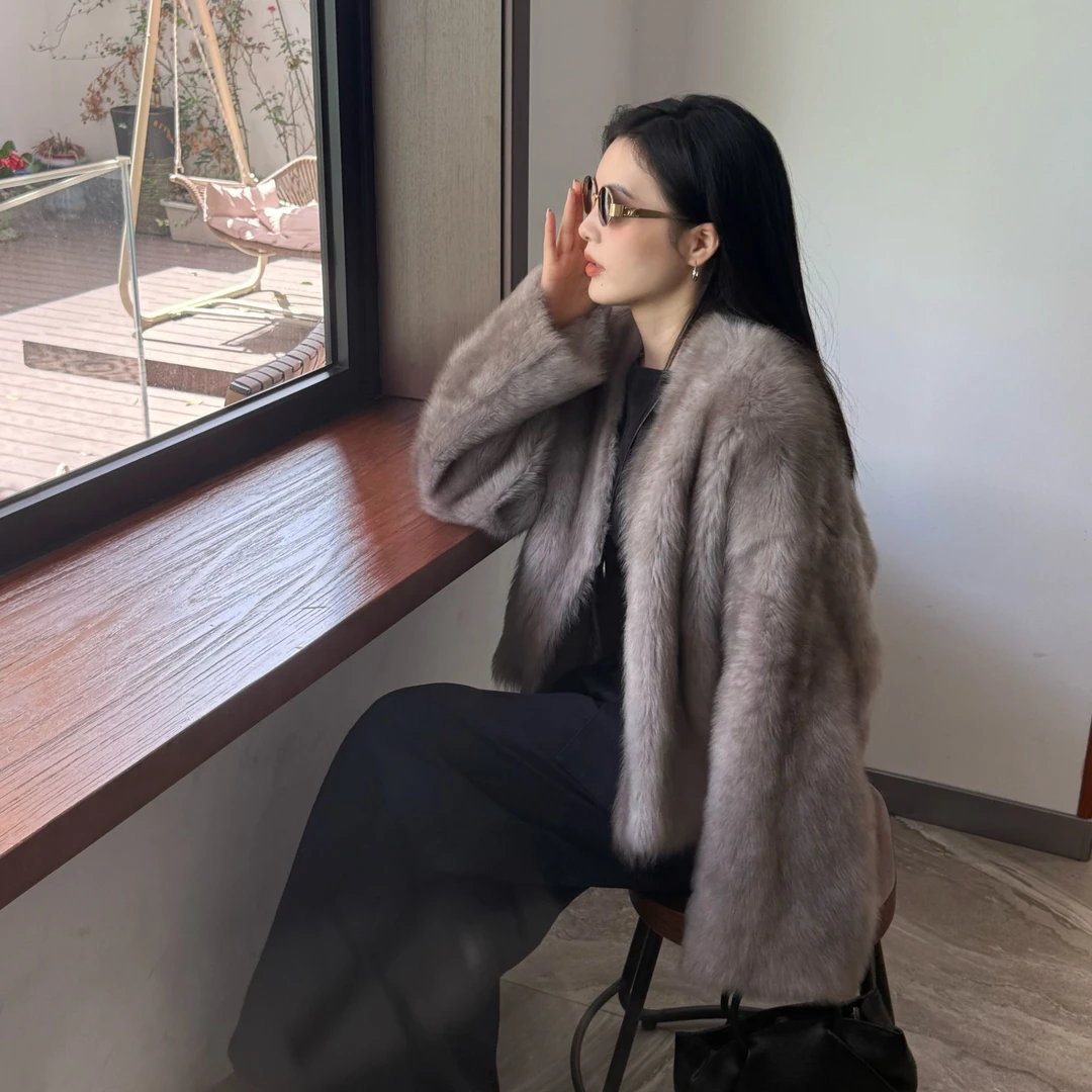 【佳涵】“温柔曼波”托卡短款皮毛一体V领皮草外套PM250039