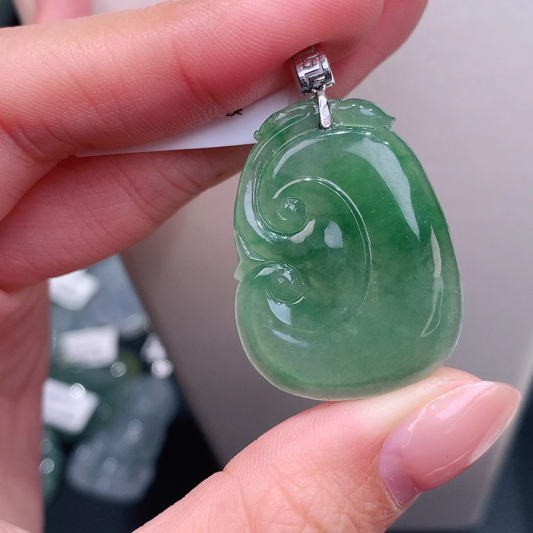 颈饰18K金镶嵌翡翠满色如意