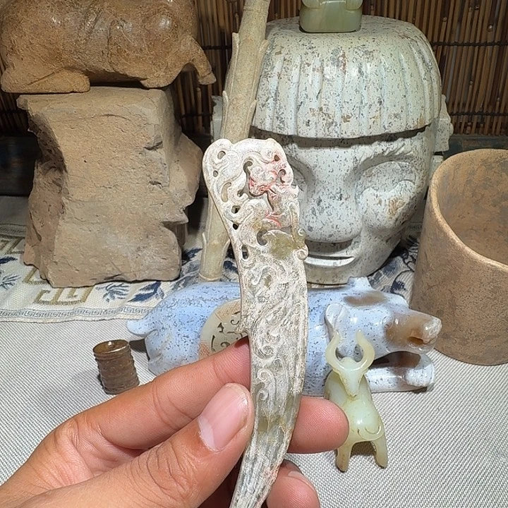 叶***公和田玉未镶嵌颈饰