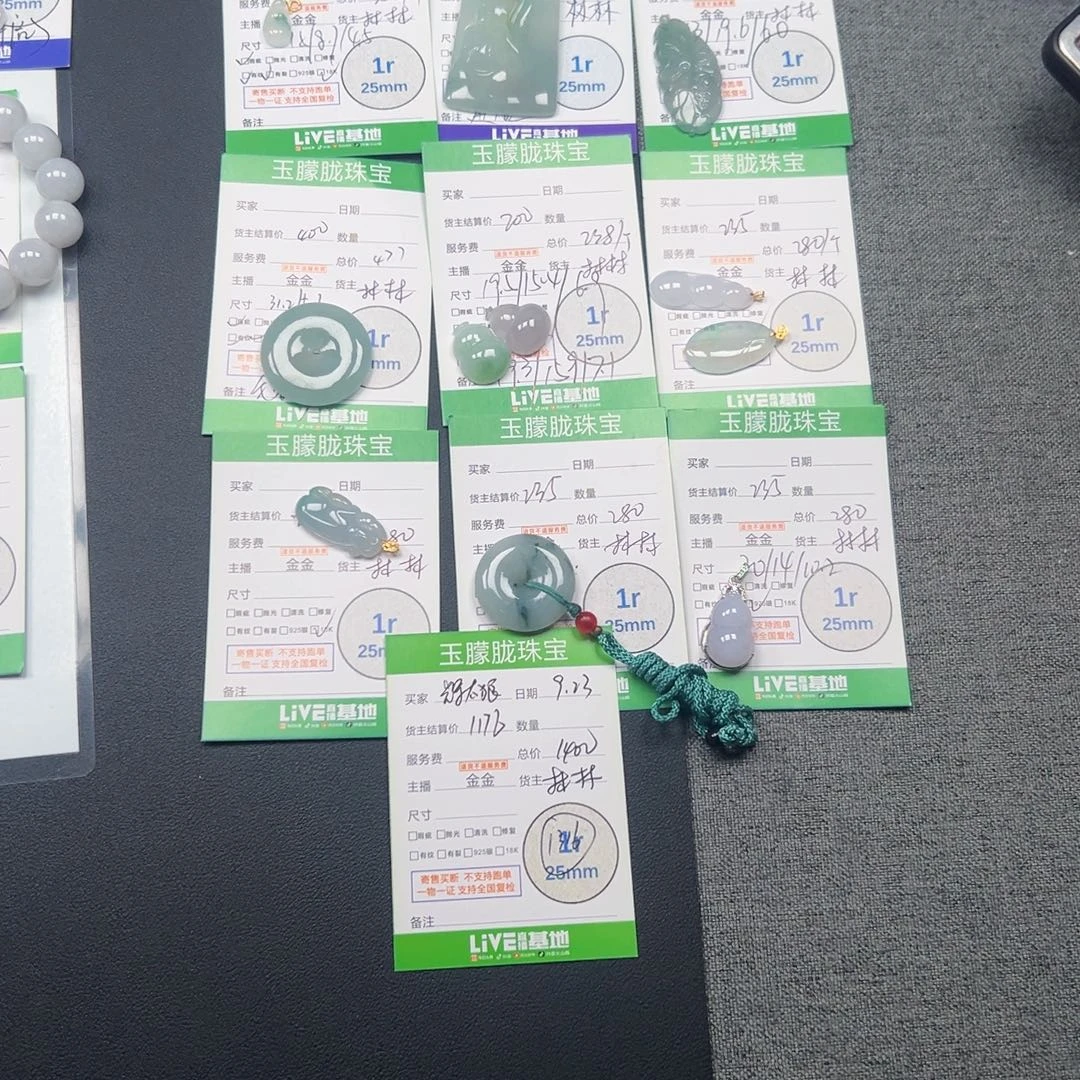 歪***腻颈饰18K金镶嵌翡翠翡翠