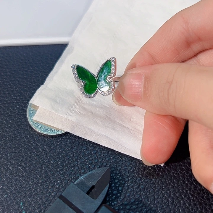 颈饰未镶嵌翡翠戒指