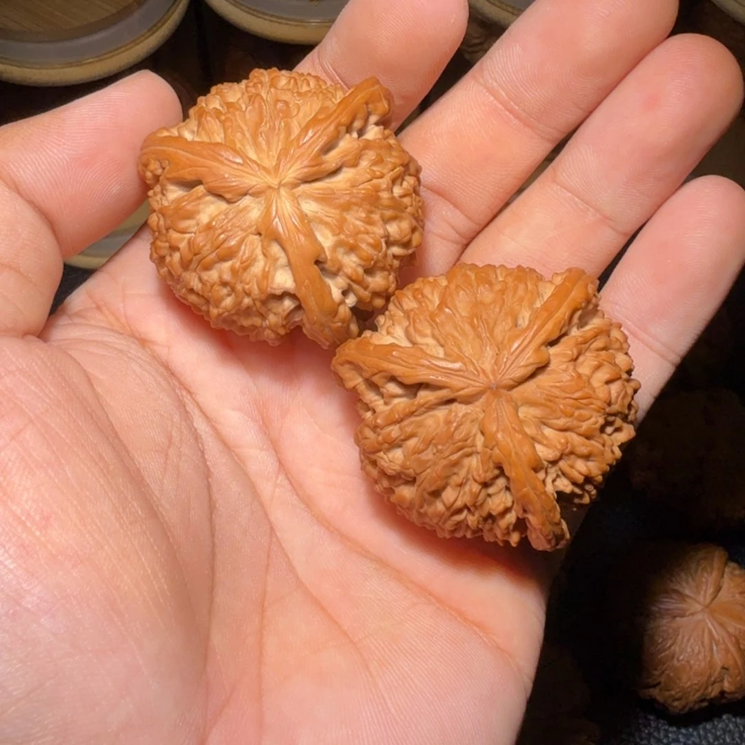 文玩核桃吊坠白狮子奔