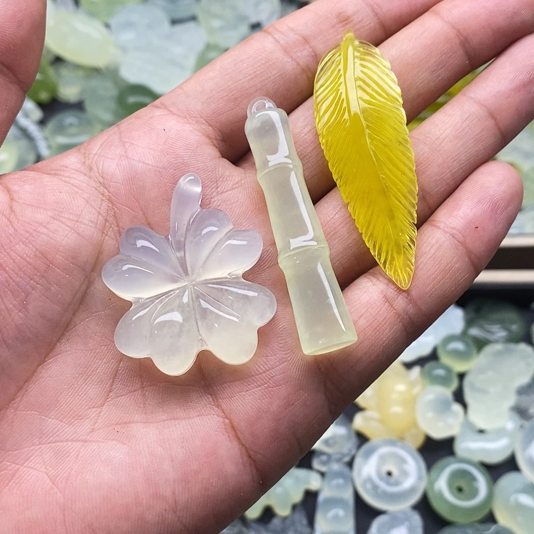 声***饼未镶嵌蛇纹石玉颈饰