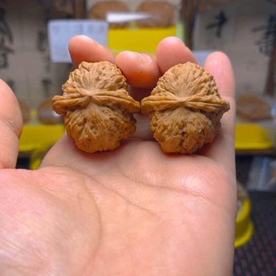 文玩核桃吊坠白狮