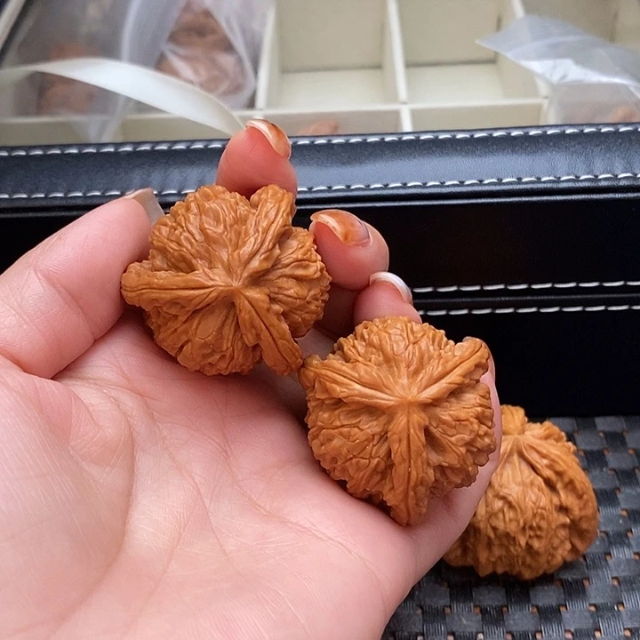 顿***.文玩核桃吊坠38尺 白