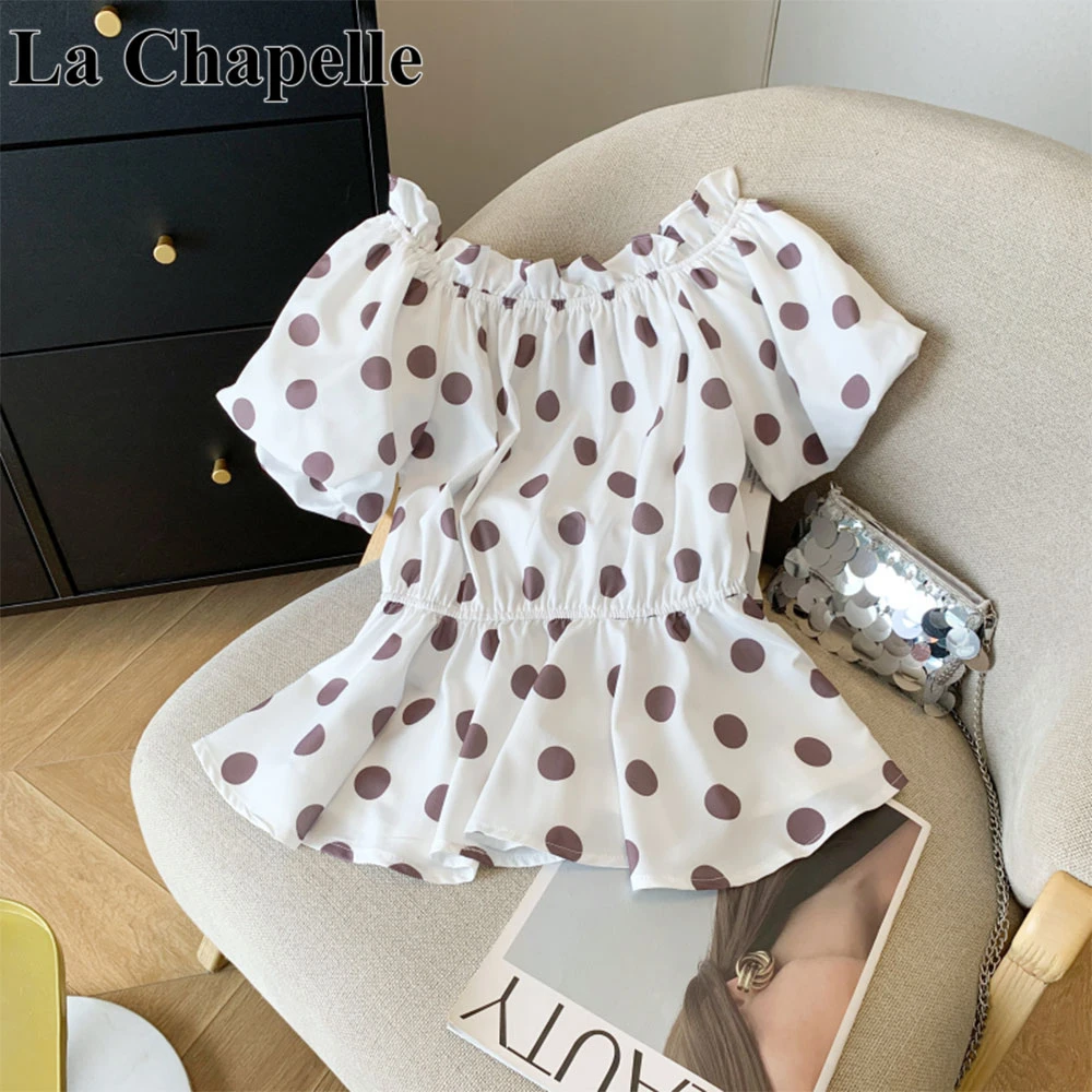 拉夏贝尔夏季新款韩版甜美波点一字领露肩洋气收腰泡泡袖雪纺衬衫