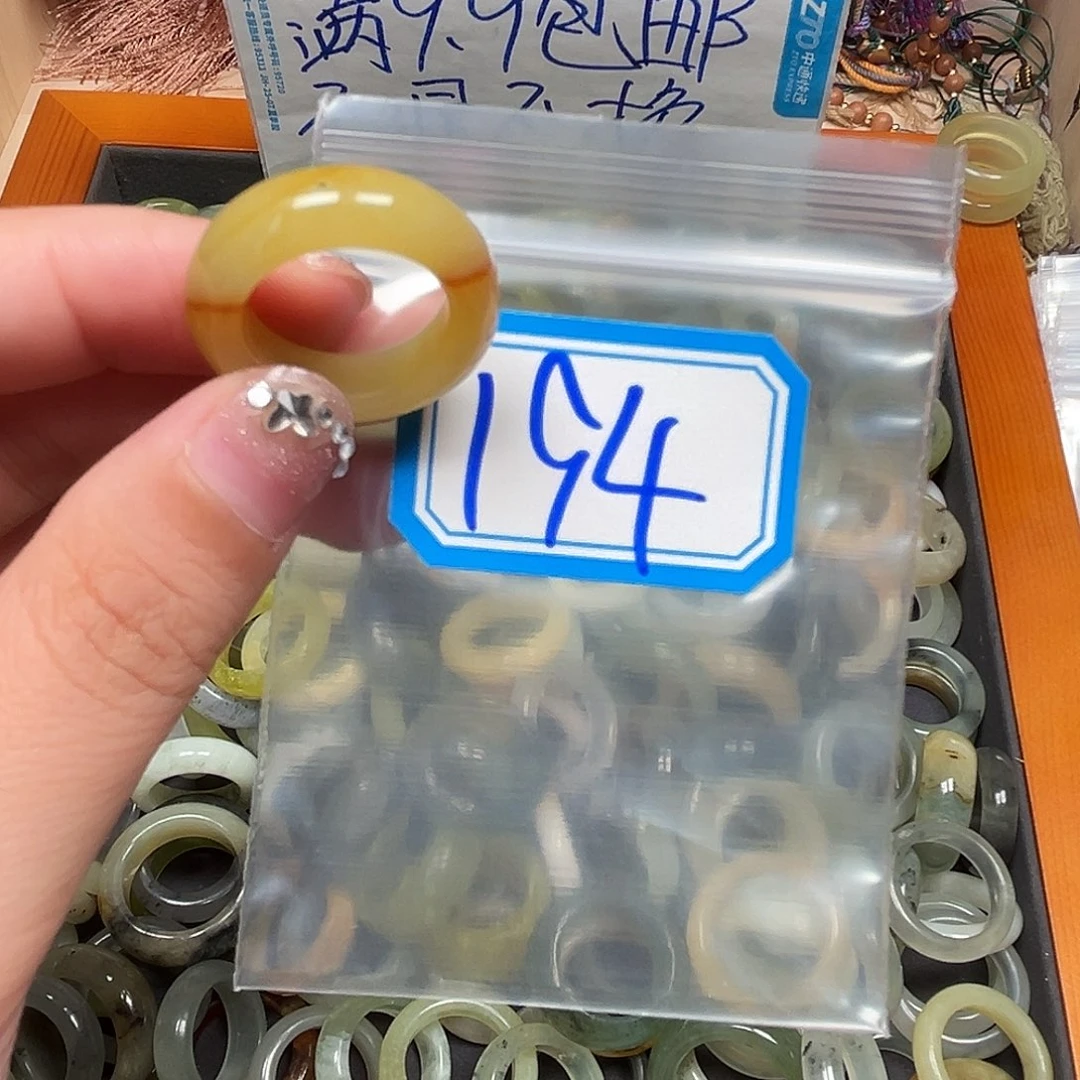 青***。未镶嵌蛇纹石玉珠宝奇石