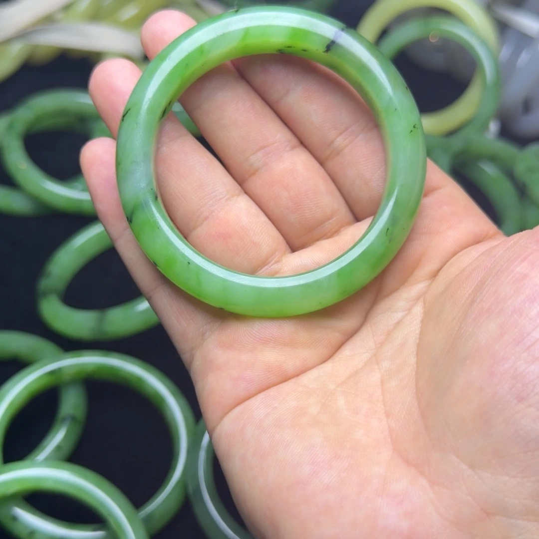 香***叶和田玉未镶嵌手镯