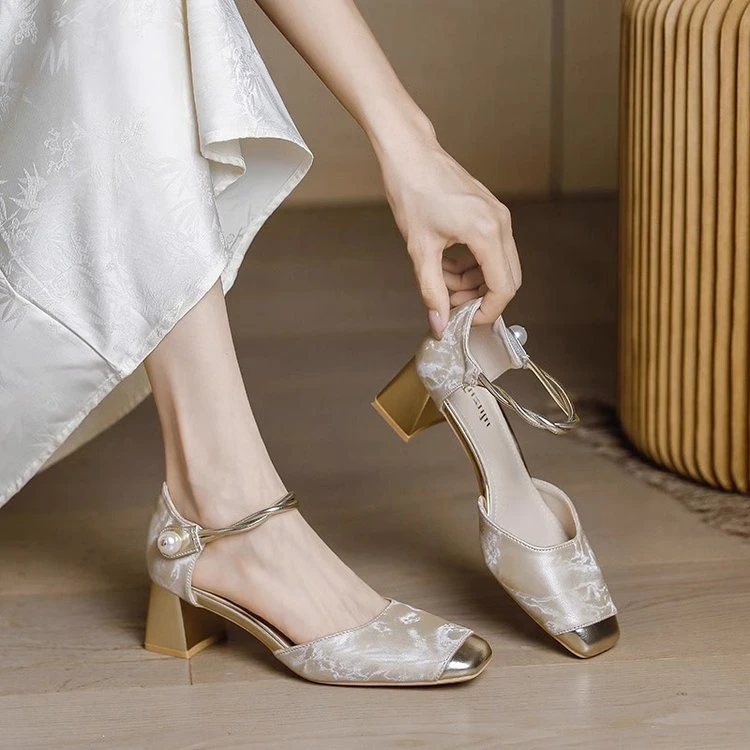 复古方头高跟鞋女中空伴娘婚鞋新中式国风旗袍单鞋粗跟包头凉鞋女