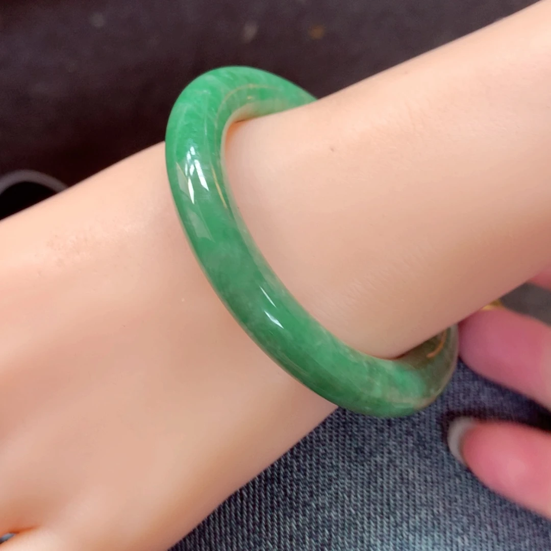 翡翠手镯未镶嵌缅甸