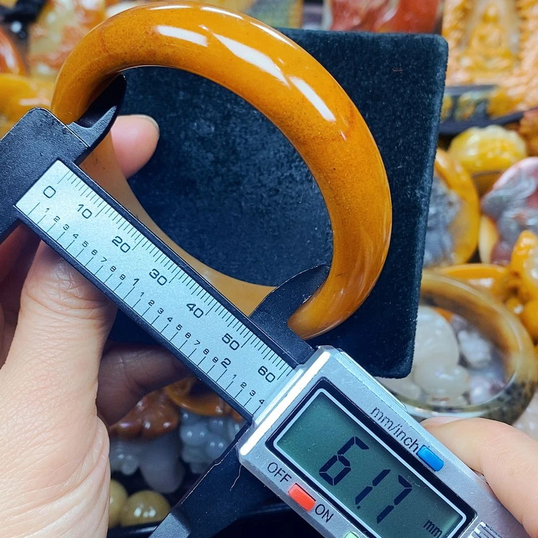 未镶嵌石英质玉（黄龙玉）颈饰