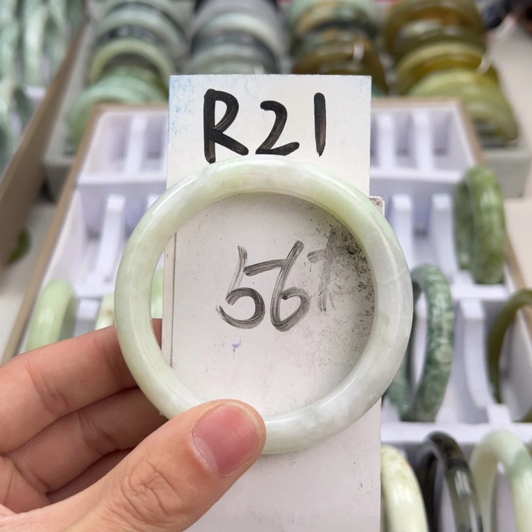岫玉手镯未镶嵌天然岫玉微瑕，可以正常佩戴