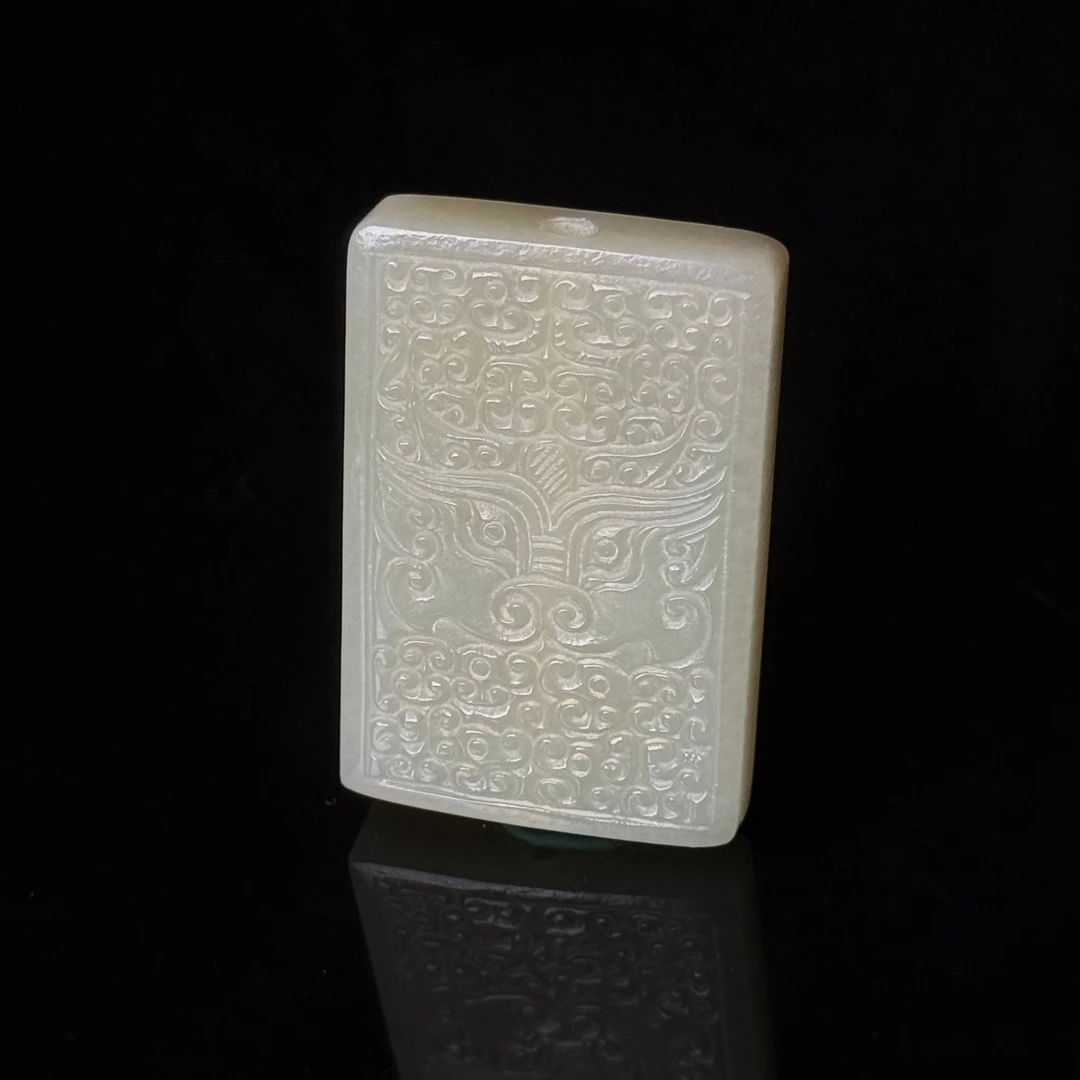 LOT.11/20世纪和田玉雕兽面纹佩/374317