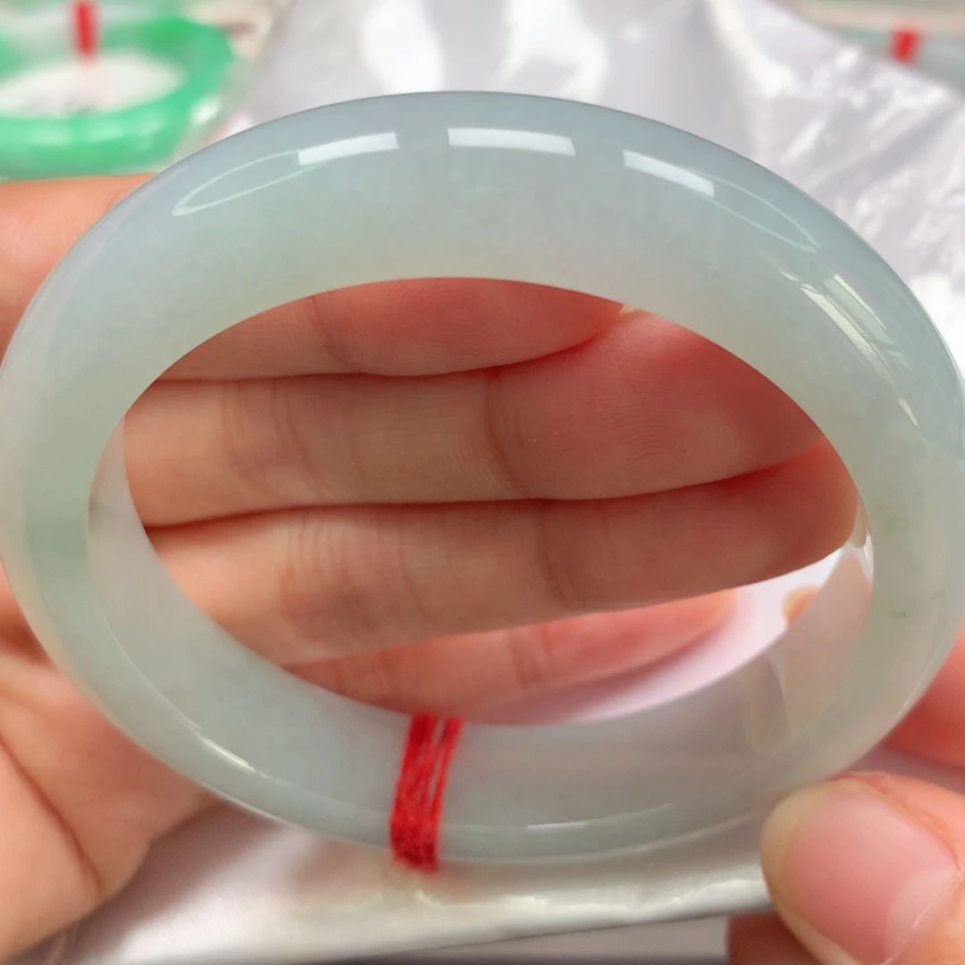 翡翠未镶嵌手镯冰胶蓝底